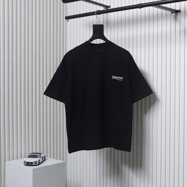 p200 Balenciaga巴黎世家可乐字母刺绣短袖 日本进口岛田绣花机 独家订织订染布料采用280克面料 质感舒适柔软 三标齐全 男女同款颜色：黑色 白色尺
