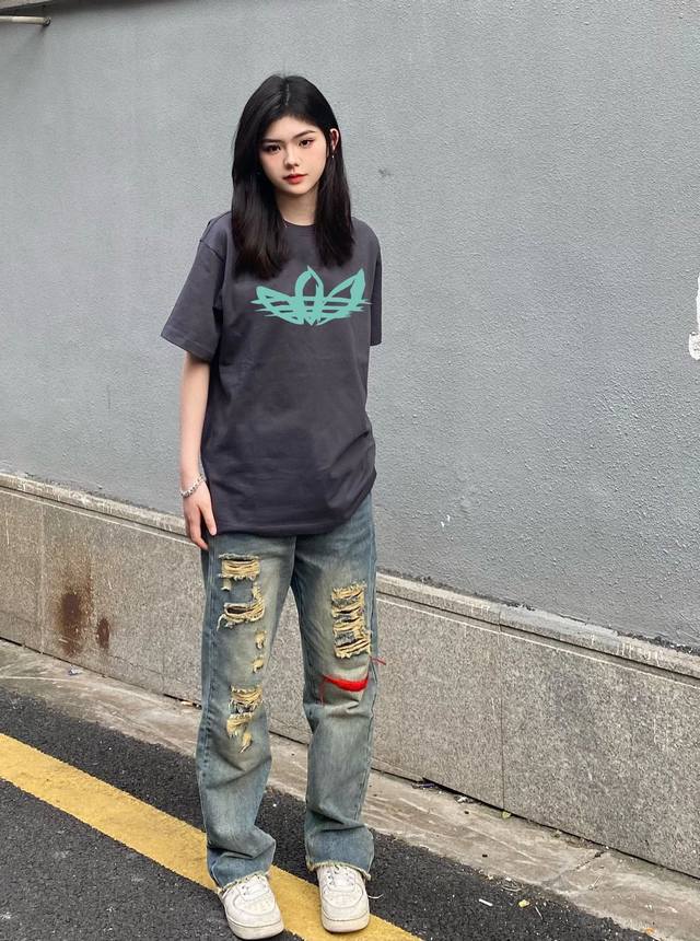 60 上新！Adidas元素碰撞，超级吸睛！不仅保留了阿迪达斯传统的招牌风格，色调上的搭配效果自带层次，视觉上很有高街调性！重工艺高质感，棉质感强，男女同款！