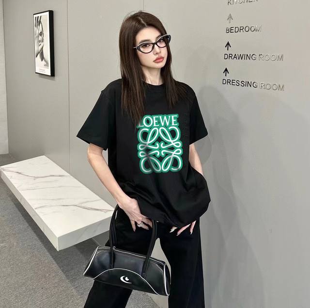 110 Loewe/罗意威彩色字母印花短袖 上身图