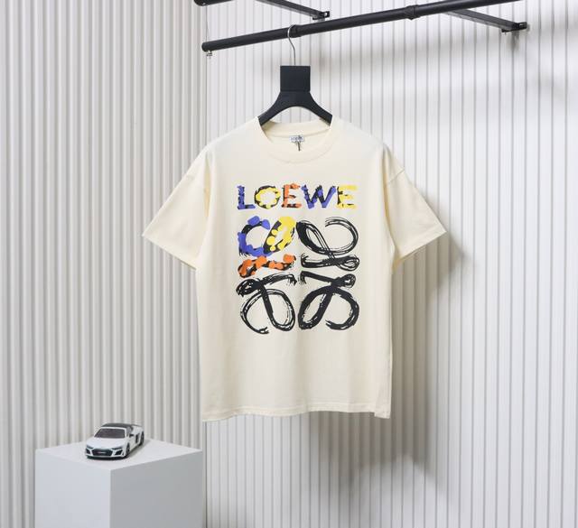 p180　Loewe/罗意威 25Ss 涂鸦彩绘字母Logo印花短袖T恤 客供高克重定织260G32织双纱棉面料制作 面料手感扎实垂坠，亲肤透气， 前幅采用进口