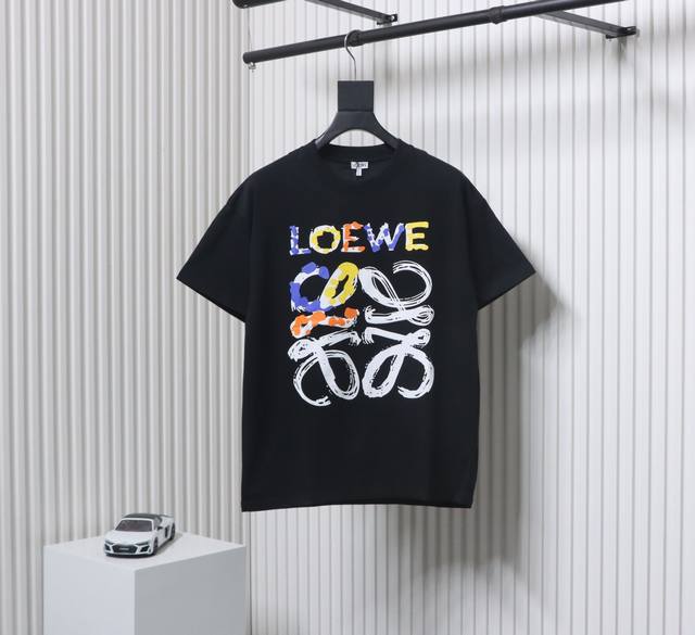 p180 Loewe/罗意威 25Ss 涂鸦彩绘字母Logo印花短袖T恤 客供高克重定织260G32织双纱棉面料制作 面料手感扎实垂坠，亲肤透气， 前幅采用进口