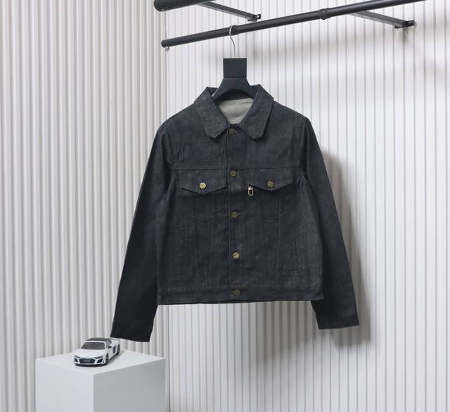 p190　Louis Vuitton/路易威登Lv做旧牛仔夹克外套 1面料采用430克全棉提花牛仔布，对版定染，力求与原样一致，起订量3000米； 2拼接部位的