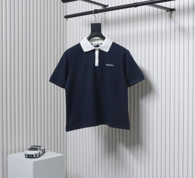 p180 Miu Miu/缪缪 25Ss 刺绣字母撞色Polo短袖 这款高定25最新款字母刺绣徽标撞色翻领珠地棉短袖T恤Polo衫， 刺绣徽标设计，细节精致，彰