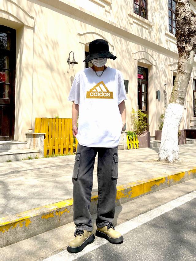 60 上新！元素碰撞，超级吸睛！Adidas/阿迪达斯情侣款圆领短袖T恤，全部采用上等原料，质感好颜色鲜明！ 这种款式上身回头率超高！基础款的圆领Tee,男女均