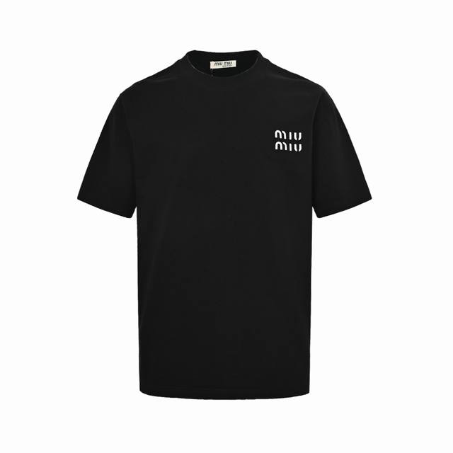 本地自取: 160 miu Miu/缪缪 25Ss 重工Logo压胶贴布短袖 面料采用高克重280G重精梳棉，定制1:1螺纹， 面料舒适亲肤无异感，定制定染面料