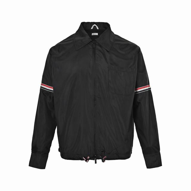 本地自取：200 thom Browne/汤姆布朗 双袖织带防晒夹克 原版五金面料 红加上手臂的缎带饰边设计，经典的三色织带曾经带给多少人荣耀，让你举手投足间尽