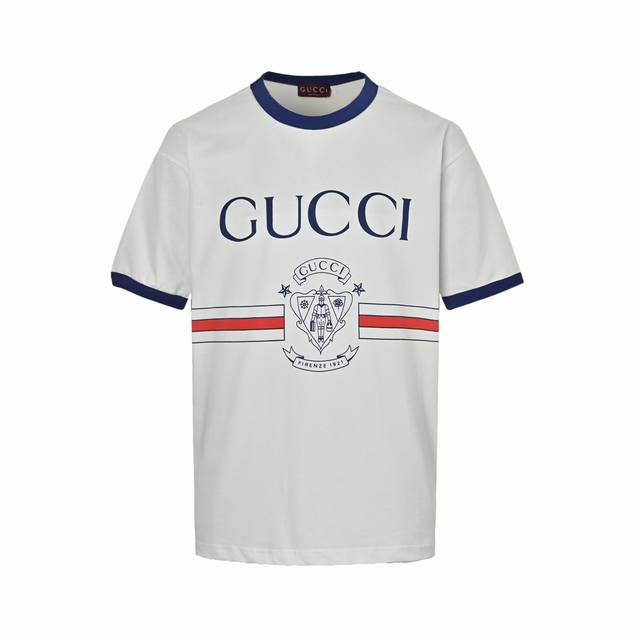 本地自取: 160 gucci/古驰 25Ss 1921行李员徽章印花短袖 25年新款爆款260克重，定织纯棉面料，舒适透气不易变形。三标齐全，宽松版型，男女同