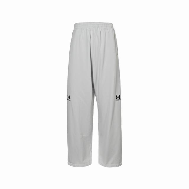 本地自取: 360 balenciaga/巴黎世家 安德玛联名套装长裤 这款联名针织裤，将高端时尚与运动功能完美融合。打造出一款既时尚又实用的单品，既不张扬又不