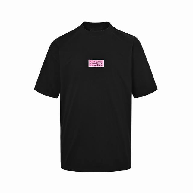 本地自取: 180 maison Margiela/马吉拉 25Ss 方标数字印花短袖 面料定织定染280G32支双纱面料，宽幅领口螺纹300G1*1全棉螺纹，