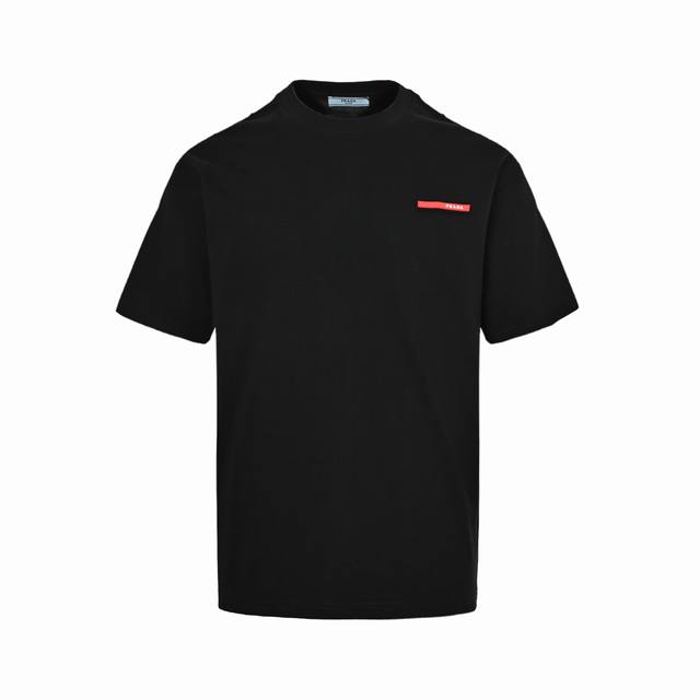 本地自取：140 prada/普拉达 25Ss 经典红色硅胶饰条短袖 正品人肉带回原版开版 定制织物面料打造，做到面料一致， 正面采用天然乳胶橡胶制作的徽标徽章