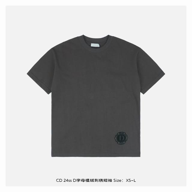 本地自取：180 dior/迪奥 24Ss D字母植绒刺绣短袖 前面采用刺绣标识+后背植绒字母工艺，纯棉双纱面料，采用高密度线刺绣，宽松版型、全套辅料配备 面料