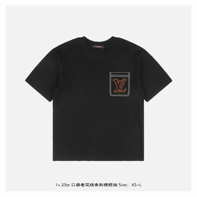 本地自取：180 1V 25Ss 口袋老花线条刺绣短袖 面料采用230克重精梳棉，定制32支1*1螺纹，成衣两遍水洗处理，面料舒适亲肤无异感，定制定染面料，纺织