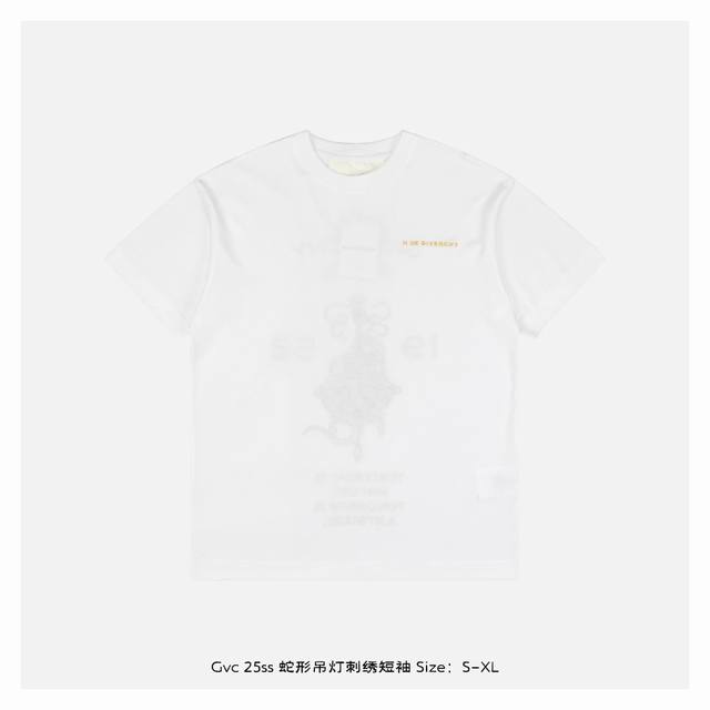 本地自取：220 givenchy/纪梵希 25Ss 蛇形吊灯刺绣短袖 正面是首字母刺绣标志，背面是蛇形枝形吊灯刺绣图案，使用了金色珠光线，展现品牌独特魅力，简