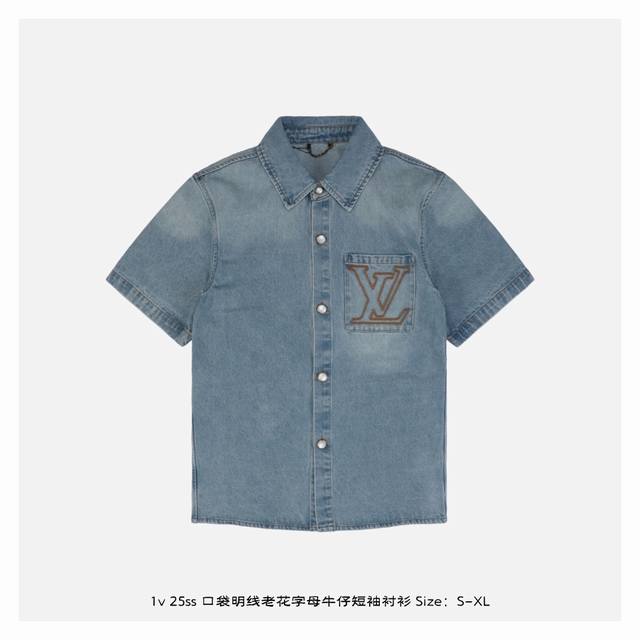 本地自取：340 1V 25Ss 口袋明线老花字母牛仔短袖衬衫 胸袋刺绣老花标识，浅蓝色渐变牛仔洗水，后部呈现 Damier正绒面革标签，标识铭纹珠光纽扣配有做