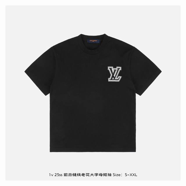 本地自取：180 1V 25Ss 前后缝线老花大字母短袖 面料采用230克重精梳棉，定制32支1*1螺纹，成衣两遍水洗处理，面料舒适亲肤无异感，定制定染面料，纺