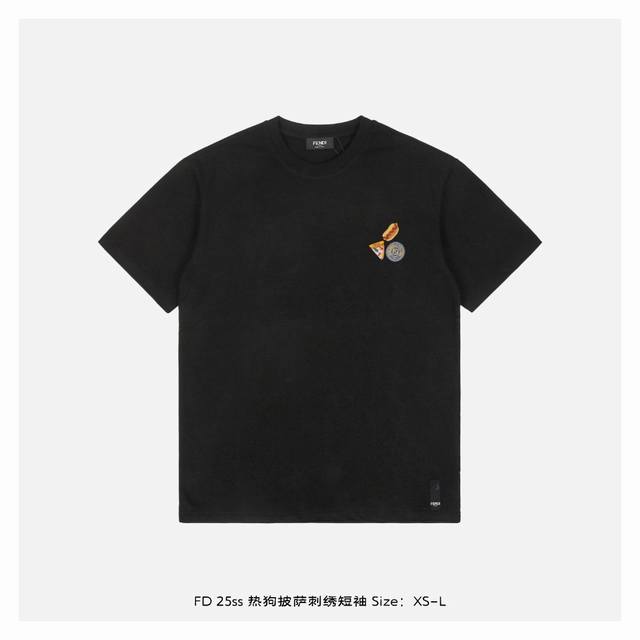本地自取：180 fendi/芬迪 25Ss 热狗披萨刺绣短袖 面料采用230克重精梳棉，定制32支1*1螺纹，成衣两遍水洗处理，面料舒适亲肤无异感，定制定染面
