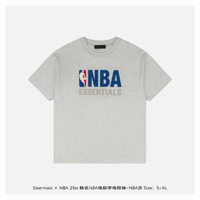 本地自取：210 essentials × Nba 25Ss 联名Nba硅胶字母短袖-Nba灰 全新联名以「无声的张力」重塑运动时装边界，复刻90年代球队经典廓