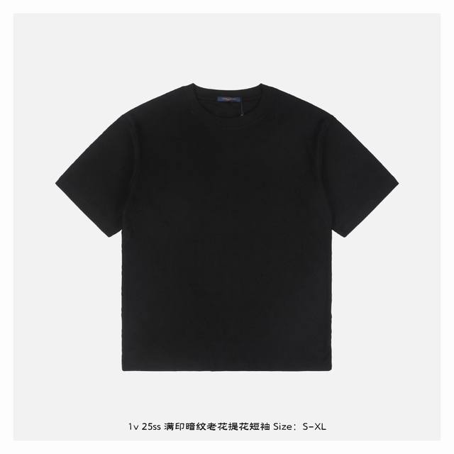 本地自取：200 1V 25Ss 满印暗纹老花提花短袖 灵感源自八十年代复古，采用定制面料制作而成，官方同款，面料经过同缸染色工艺处理，手感舒适柔软，既时尚又具