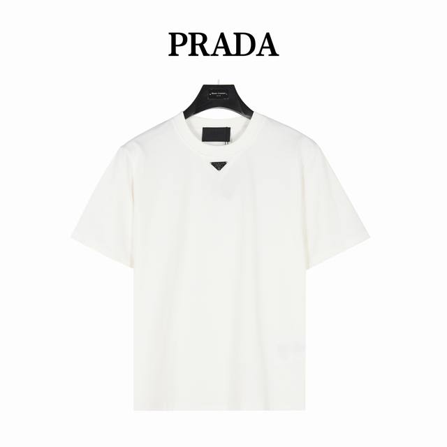 本地自取140（支持放店） prada/普拉达 经典领口三铁牌角标短袖 采用定制面料。添加杜邦公司Sorona(索罗娜）材料，亲肤性好、改善缩水，同时可以支撑面