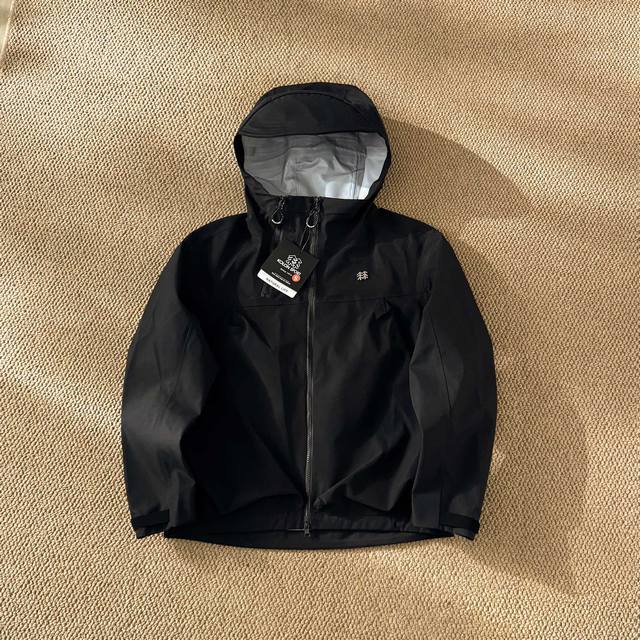 本地自取460 （高版本完美复刻） kolon Sport可隆25年新品应季冲锋衣 明星胡歌刘诗诗同款！ 硬壳冲锋衣定制辅料，采用了E3D剪裁，满足人体工程学三
