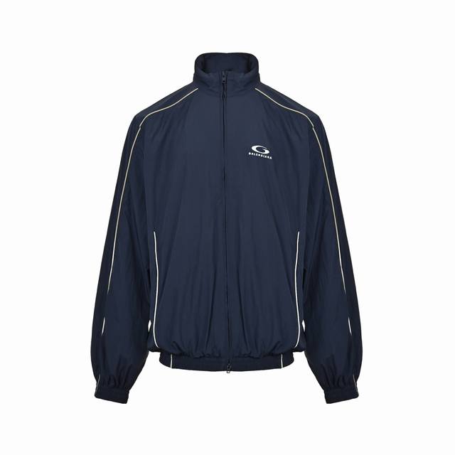 本地自取: 430 balenciaga/巴黎世家 25Ss 圆环校服运动套装夹克外套 采用海军蓝水洗尼龙面料 面料经过特殊处理，具有很高的耐磨损性，能够承受户