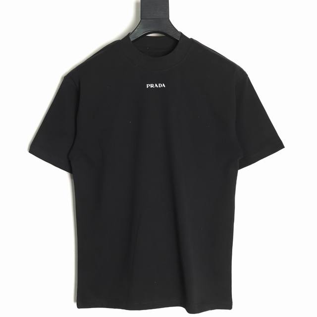 本地自取180 prada 普拉达 23Ss 领口字母短袖T恤 采用定制开模进口机器专机 辅料均开磨定制 280克定制定染双纱棉 版型大 宽松有型 区别低版本瘦
