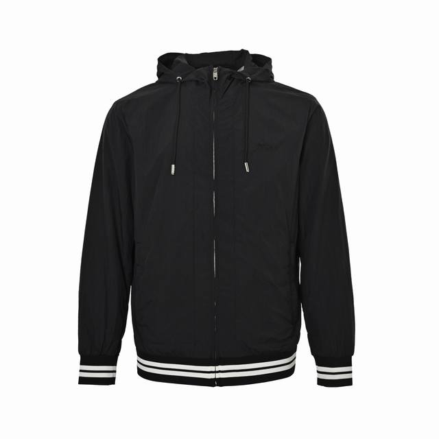 本地自取: 420 zegna/杰尼亚 简约轻薄外套 贸易渠道稀出，海外精品限量销售。户外风衣产品的典范，全身暗纹的商标彰显品牌辨识度。这款夹克兼备温暖且轻盈的