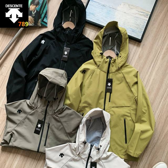 p230 迪桑特/Descente 新款户外 防风水透气轻量硬壳冲锋衣 男女同款！产品特性：三层压胶技术，防风雨，防静电，抗撕耐磨！做到了即轻量，又具备很好的三