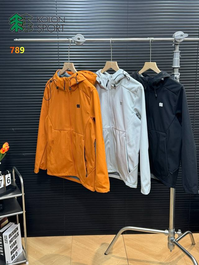 p230 Kolonsport/可隆 户外软壳冲锋衣男女同款连帽防风防水夹克外套 -颜色：黑色 灰白 橙色 - 面料采用了复合防风面料，透气的M面料材质，上身保