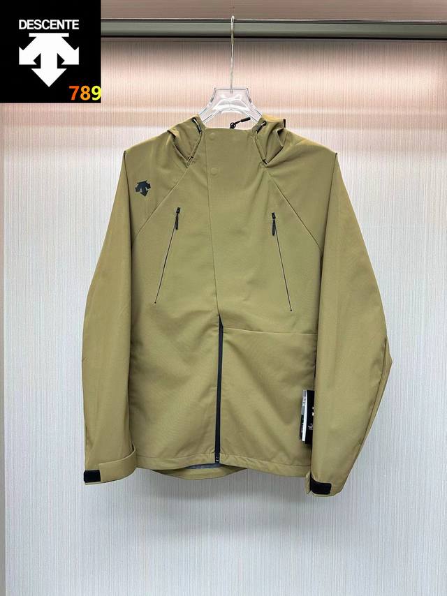 p270 【迪桑特/Descente 24Ss新品 防风水透气轻量硬壳冲锋衣 男女同款】 产品特性： 三层压胶技术，防风雨，防静电，抗撕耐磨！ 做到了即轻量，又