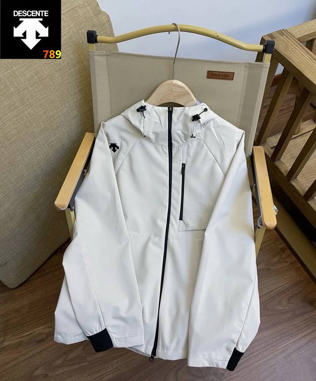 p230 descente迪桑特三防舒适透气软壳冲锋衣男士户外运动经典百搭连帽夹克外套 每个热爱户外运动，登山徒步者的心中，都有一座高山去征服。但并不是每个人都