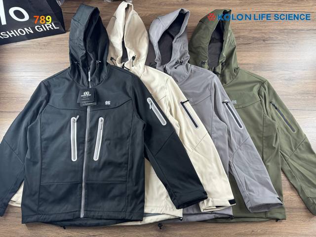 p230 Kolonsport可隆 经典软壳抓绒连帽户外休闲夹克外套 春秋轻量型软壳三防冲锋衣外套！ 男女同款！连帽修身夹克外套！ 这款衣服款式属于高定版的冲锋