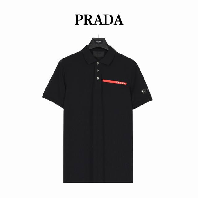 本地自取180(支持放店) prada/普拉达 24Ss 硅胶饰条短袖Polo衫 原版品质，欢迎对比。胸前经典红色皮标字母Logo，典型精准的英式版型裁剪，各年