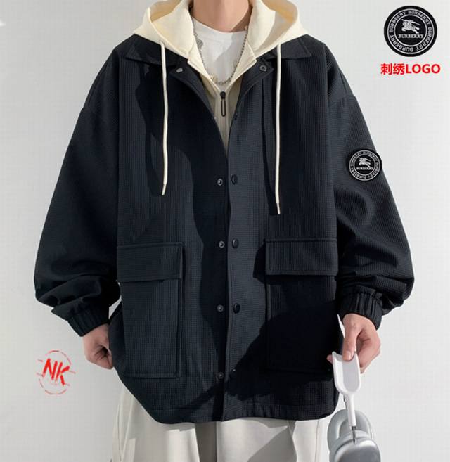 p230【秋季新品】 刺绣Logo 假两件外套。 巴宝莉Burberry联名卡通神偷奶爸小黄人系列，海外秋季限定全新系列连帽冲锋衣防风连帽夹克外套连帽外套。 :