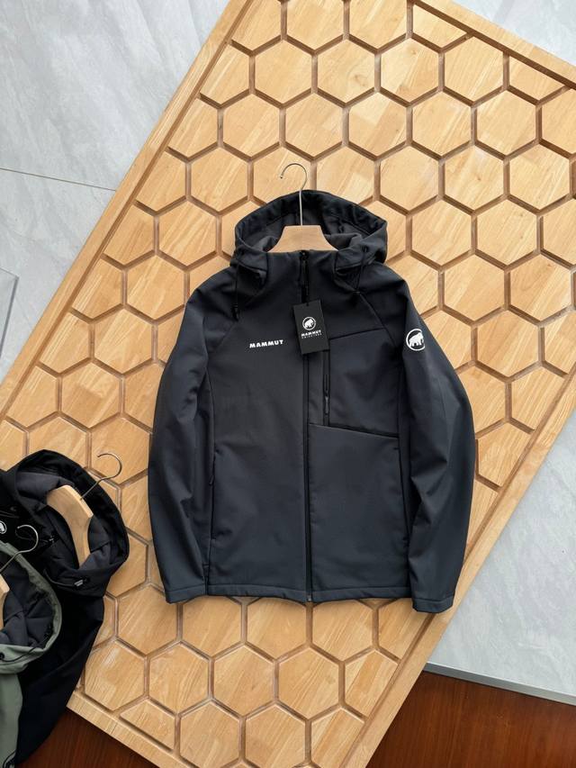 210 mammut/猛犸象 秋季新款户外软壳抓绒冲锋衣夹克外套！ 定织防水防风面料 拼接设计；面料以及人工的成本耗费是普通款的至少多倍！ 整衣立体剪裁 拉链口
