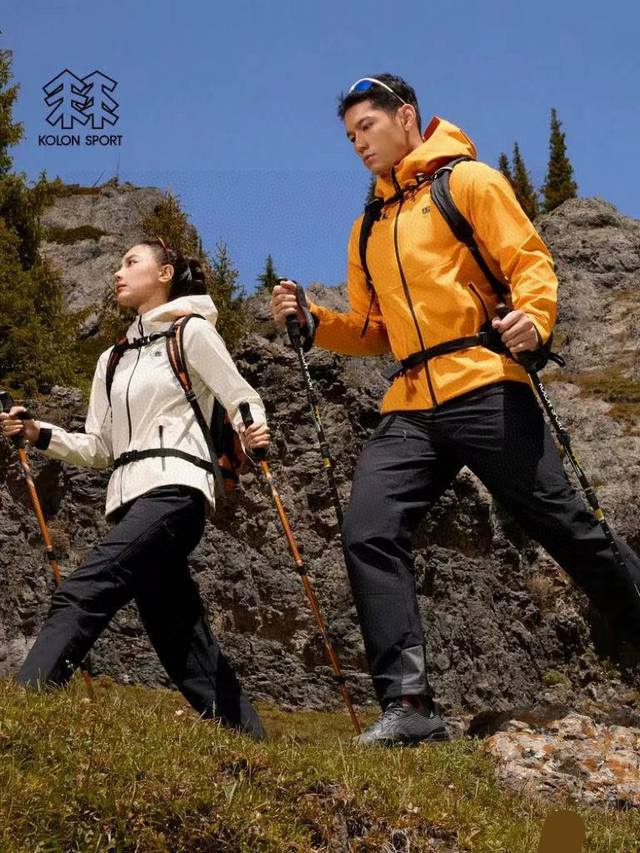 230 kolon Sport可隆 户外软壳冲锋衣男女情侣同款 一款卓越的科隆户外软壳冲锋衣。品质卓越：这款软壳冲锋衣采用高品质的面料，具有出色的防风性能，能有