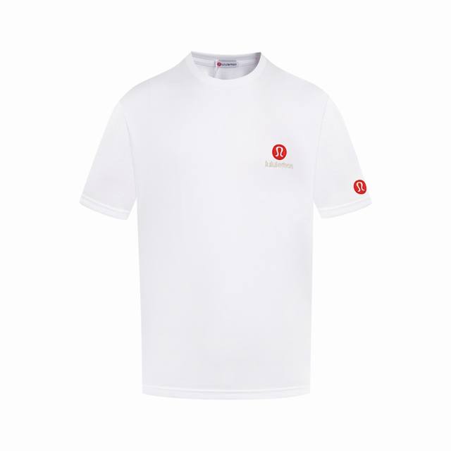 本地自取160 lululemon/露露乐蒙 胸口小标及袖标刺绣短袖T恤 采用定织定染纯棉面料，重量达到280克，经过洗水处理，赋予衣物柔软舒适的触感。搭配32