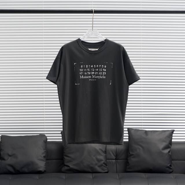 本地自取170 maison Margiela/梅森马吉拉 斑驳数字Logo短袖T恤 采用数码直喷印花技术，将艺术的斑驳之美定格于布面之上，每一处细节都流露出非