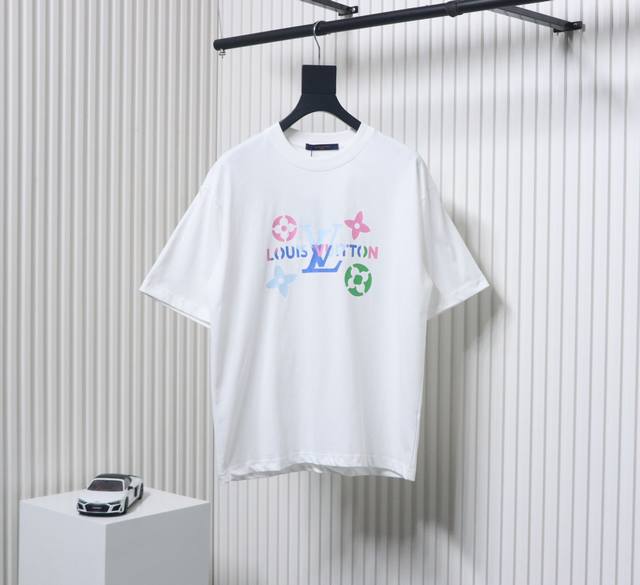 p180 Louis Vuitton 路易威登字母Logo 印花短袖 - 胸前品牌字母后背贴布Logo大牌感十足 高端大气完美演绎 经典圆领不挑人版型上身巨显瘦