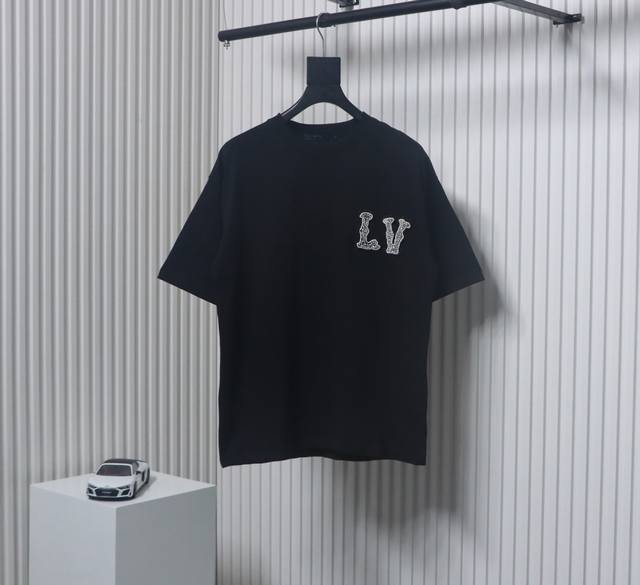 p200 Louis Vuitton 路易威登 新款刺绣贴饰棉质珠地T恤 - Louis Vuitton法国路威酩轩集团-Lvmh旗下品牌 著名奢侈品箱包和皮具