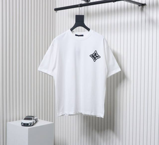 p180 Louis Vuitton路易威登2025Ss经典Logo印花短袖 - 圆领短袖采用直筒设计 版型能够很好地修饰身形 使穿着者看起来更加挺拔 修长 适