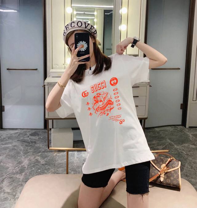 60 上新！春夏Gucci新款短袖T恤,版型剪裁特别有讲究！上身很洋气显瘦内搭外穿都看 高密针织圆领设计，平整简约！亲肤透爽！T恤面料的柔软性舒适性无可挑剔！男
