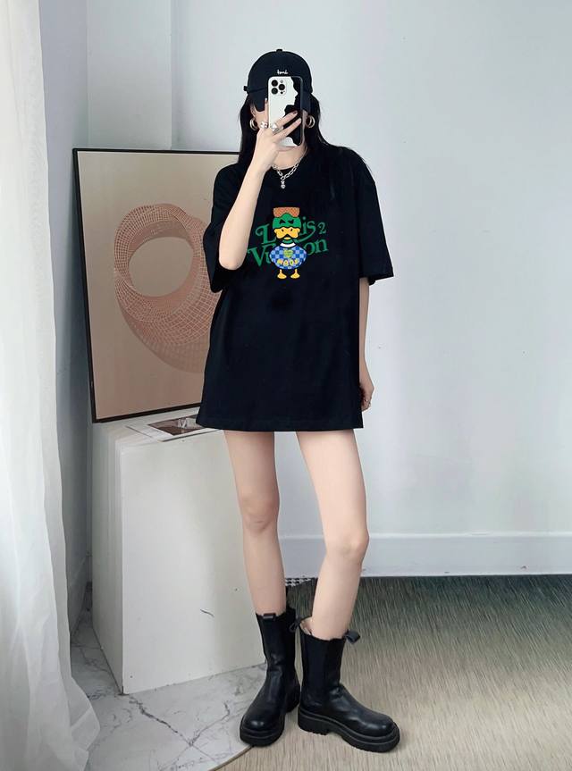 60 上新！Lv夏季新款圆领短袖T恤！男女同款 Oversize版型宽松！ 这种款式上身回头率超高！基础款的圆领Tee,男女均可驾驭！ 尺码：S-3Xl 颜色：
