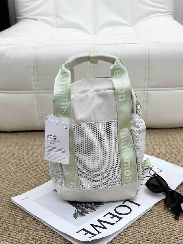 210 lululemon Mesh Mini网面小背包 这款包的设计理念就是多种背法可以肩背 可以斜挎 可以单肩背也可以收起肩带随手拎起~ 很实用而且自重很轻