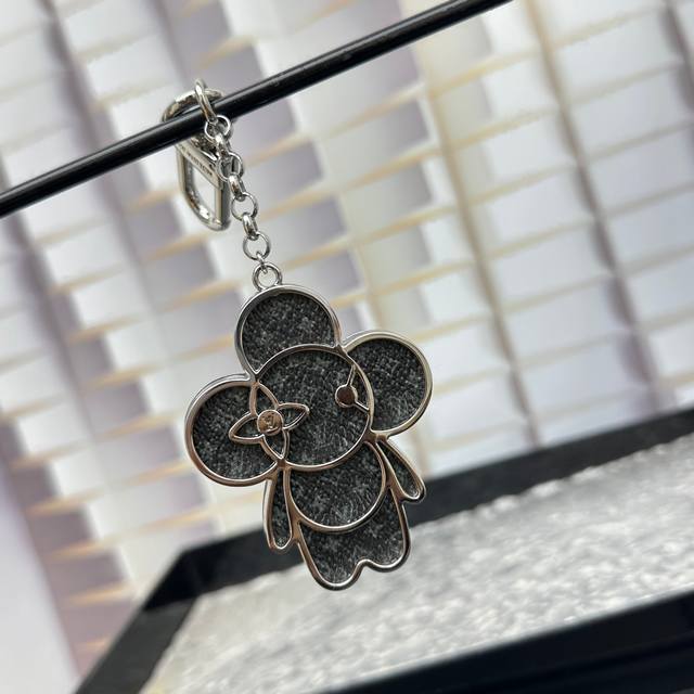 p210 louis Vuitton/路易威登Lv薇薇安吉祥物包饰钥匙扣1 路易威登/Lv 圣诞款吉祥物印花面团包饰钥匙扣 24 新款。这款钥匙扣尽显路易威登创