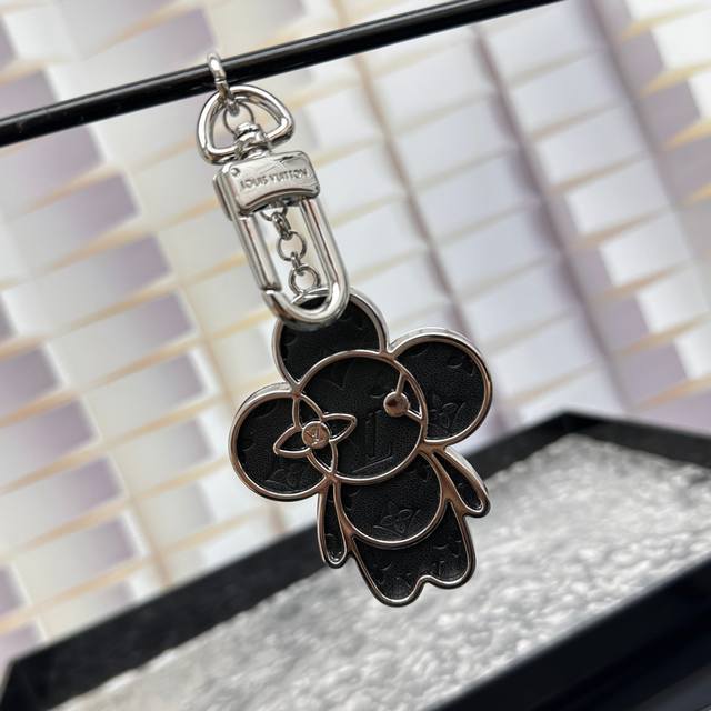 p210 louis Vuitton/路易威登Lv薇薇安吉祥物包饰钥匙扣2 路易威登/Lv 圣诞款吉祥物印花面团包饰钥匙扣 24 新款。这款钥匙扣尽显路易威登创