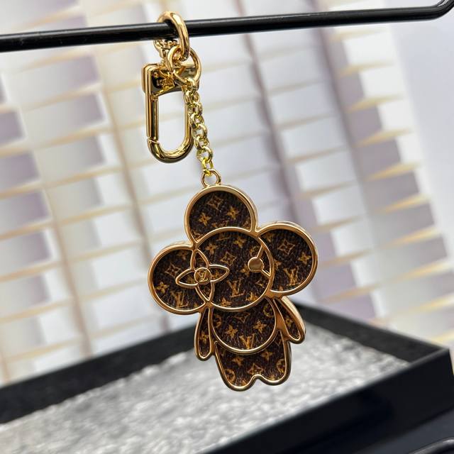 p210 louis Vuitton/路易威登Lv薇薇安吉祥物包饰钥匙扣5 路易威登/Lv 圣诞款吉祥物印花面团包饰钥匙扣 24 新款。这款钥匙扣尽显路易威登创
