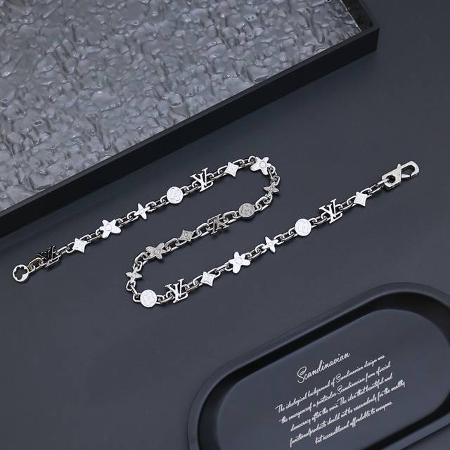 p250 louis Vuitton/路易威登Lv雏菊星星字母项链 Monogram Craggy 项链出自路易威登与 Tyler 合作系列，于丹迪风尚中展露别