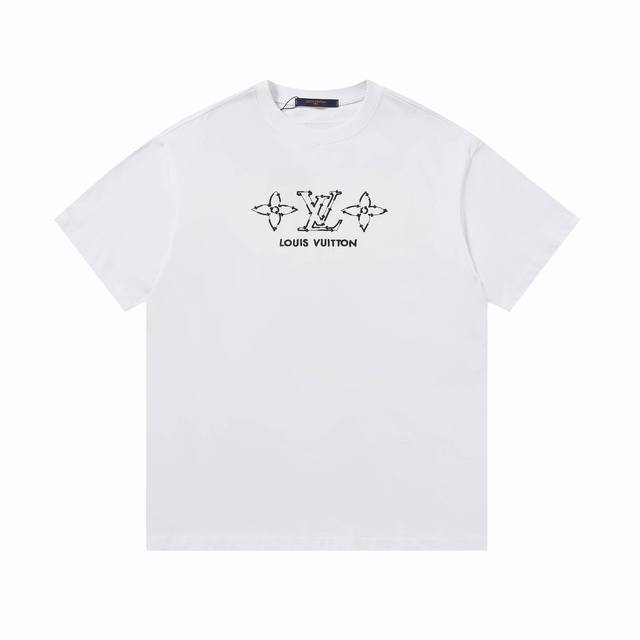 上新 本地自取180 （顶级版本） louis Vuitton/路易威登三花刺绣小标短袖T恤 原版面料 网红明星同款 手感非常舒服 时尚又个性 超级百搭好看的一