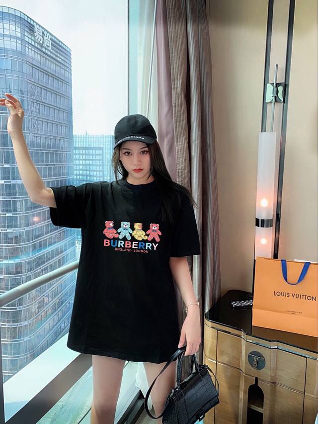 60 上新！Burberry巴宝莉个性小熊短袖T恤！ 今年不可错过的经典印花棉质Tee,上身很洋气显瘦内搭外穿都看 高密针织圆领设计，平整简约！亲肤透爽！T恤面